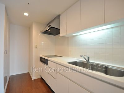 Kitchen ※Photo of the same layout on 12 floor. Decoration and fixture may differ.