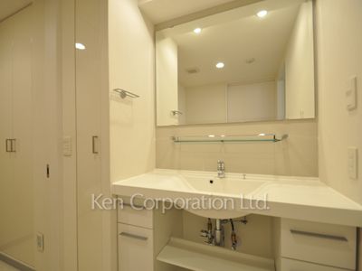Powder Room ※Photo of the same layout on 12 floor. Decoration and fixture may differ.