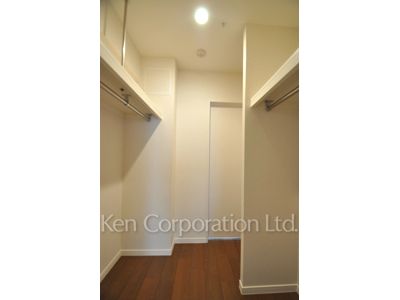 Walk-In Closet ※Photo of the same layout on 12 floor. Decoration and fixture may differ.