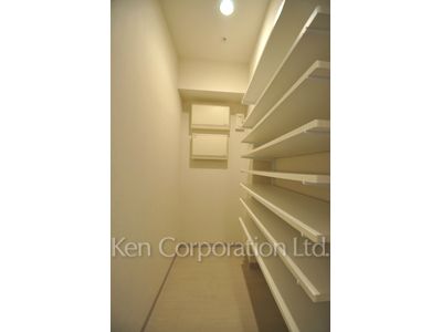 Closet ※Photo of the same layout on 12 floor. Decoration and fixture may differ.