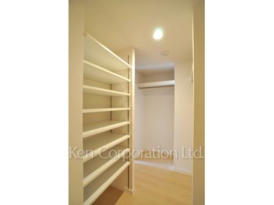 Walk-In Closet ※Photo of the same layout on 5 floor. Decoration and fixture may differ.