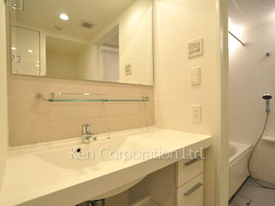 Powder Room ※Photo of the same layout on 16 floor. Decoration and fixture may differ.