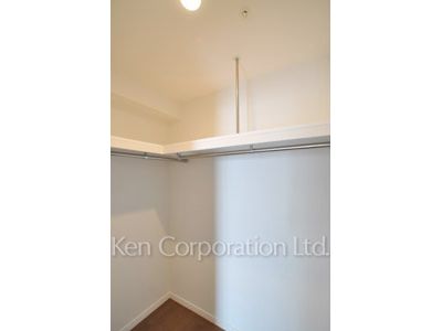 Walk-In Closet ※Photo of the same layout on 16 floor. Decoration and fixture may differ.