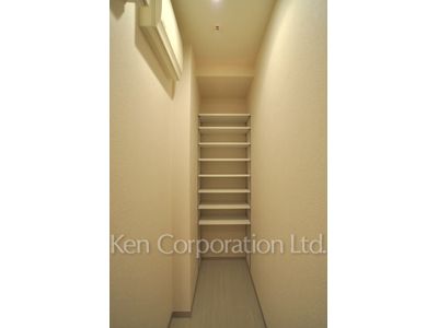Closet ※Photo of the same layout on 13 floor. Decoration and fixture may differ.