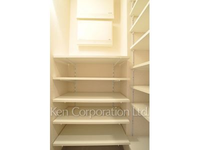 Shoes-In Closet ※Photo of the same layout on 15 floor. Decoration and fixture may differ.