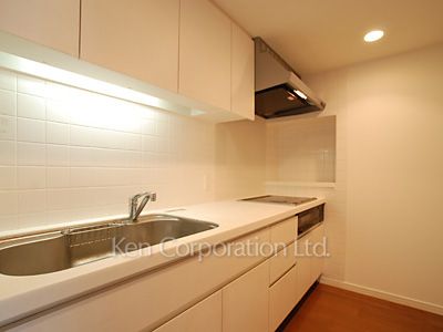 Kitchen ※Photo of the same layout on 20 floor. Decoration and fixture may differ.
