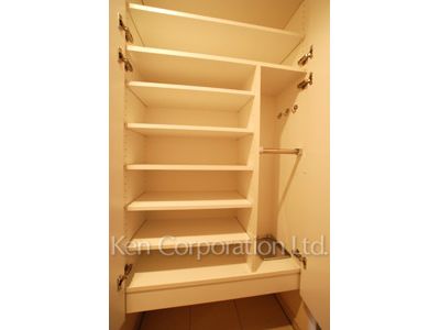 Shoes Closet ※Photo of the same layout on 15 floor. Decoration and fixture may differ.