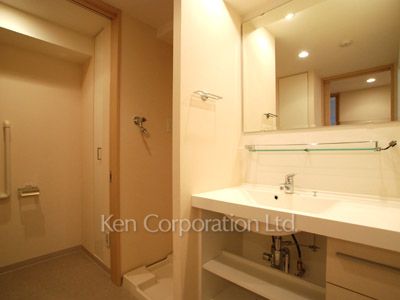 Powder Room ※Photo of the same layout on 15 floor. Decoration and fixture may differ.