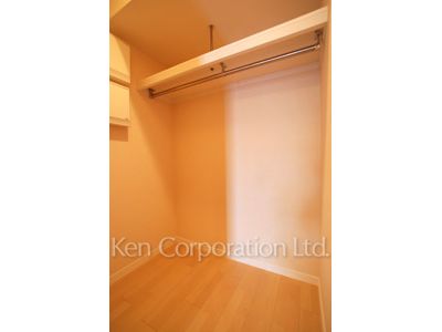 Walk-In Closet ※Photo of the same layout on 15 floor. Decoration and fixture may differ.