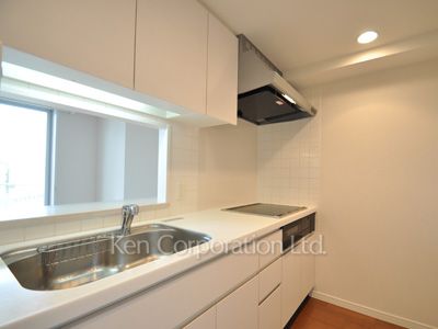 Kitchen ※Photo of the same layout on 10 floor. Decoration and fixture may differ.