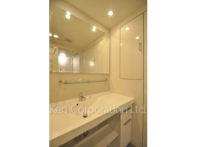 Powder Room ※Photo of the same layout on 10 floor. Decoration and fixture may differ.