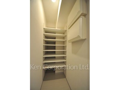 Shoes-In Closet ※Photo of the same layout on 10 floor. Decoration and fixture may differ.