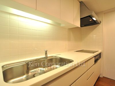 Kitchen ※Photo of the same layout on 6 floor. Decoration and fixture may differ.