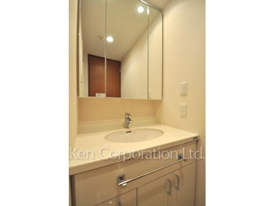 Powder Room ※Photo of the same layout on 14 floor. Decoration and fixture may differ.