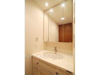 Powder Room ※Photo of the same layout on 14 floor. Decoration and fixture may differ.