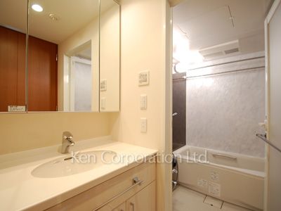 Powder Room ※Photo of the same layout on 10 floor. Decoration and fixture may differ.
