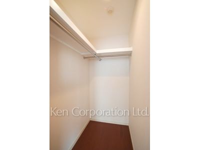 Walk-In Closet ※Photo of the same layout on 16 floor. Decoration and fixture may differ.