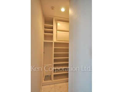 Shoes-In Closet ※Photo of the same layout on 20 floor. Decoration and fixture may differ.