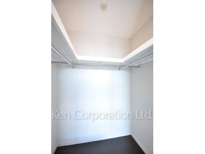 Walk-In Closet ※Photo of the same layout on 20 floor. Decoration and fixture may differ.
