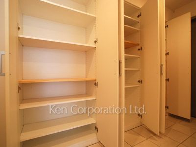 Shoes Closet ※Photo of the same layout on 14 floor. Decoration and fixture may differ.