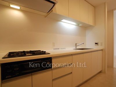 Kitchen ※Photo of the same layout on 14 floor. Decoration and fixture may differ.