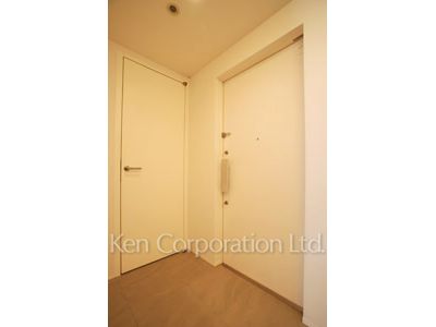 Entrance ※Photo of the same layout on 28 floor. Decoration and fixture may differ.