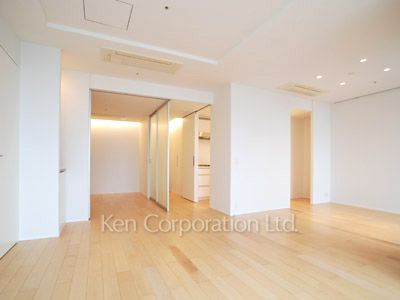 Living-Dining ※Photo of the same layout on 28 floor. Decoration and fixture may differ.