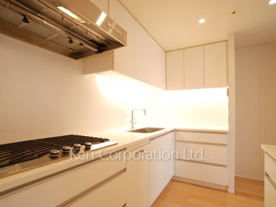 Kitchen ※Photo of the same layout on 28 floor. Decoration and fixture may differ.