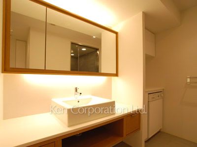 Powder Room ※Photo of the same layout on 28 floor. Decoration and fixture may differ.