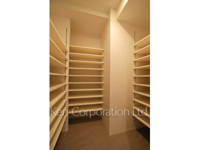 Shoes-In Closet ※Photo of the same layout on 28 floor. Decoration and fixture may differ.