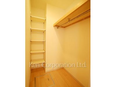 Walk-In Closet ※Photo of the same layout on 5 floor. Decoration and fixture may differ.