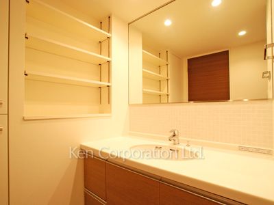 Powder Room ※Photo of the same layout on 12 floor. Decoration and fixture may differ.