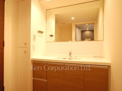 Powder Room ※Photo of the same layout on 12 floor. Decoration and fixture may differ.