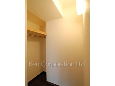 Walk-In Closet ※Photo of the same layout on 12 floor. Decoration and fixture may differ.