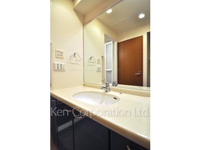 Powder Room ※Photo of the same layout on 3 floor. Decoration and fixture may differ.