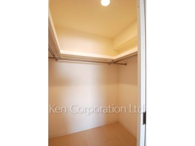 Walk-In Closet ※Photo of the same layout on 5 floor. Decoration and fixture may differ.