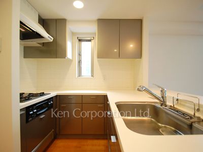 Kitchen ※Photo of the same layout on 12 floor. Decoration and fixture may differ.