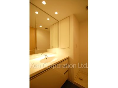 Powder Room ※Photo of the same layout on 12 floor. Decoration and fixture may differ.