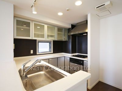 Kitchen ※Photo of the same layout on 3 floor. Decoration and fixture may differ.
