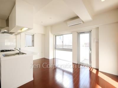 Living-Dining ※Photo of the same layout on 10 floor. Decoration and fixture may differ.
