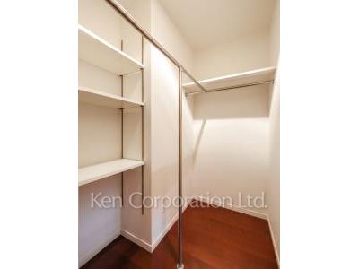 Walk-In Closet ※Photo of the same layout on 10 floor. Decoration and fixture may differ.