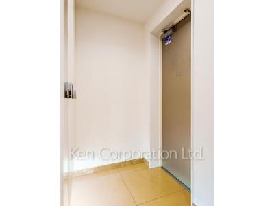 Entrance ※Photo of the same layout on 10 floor. Decoration and fixture may differ.