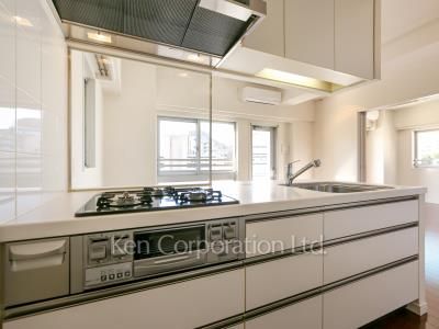 Kitchen ※Photo of the same layout on 10 floor. Decoration and fixture may differ.