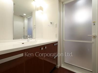 Powder Room ※Photo of the same layout on 10 floor. Decoration and fixture may differ.