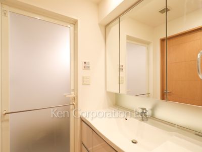 Powder Room ※Photo of the same layout on 3 floor. Decoration and fixture may differ.