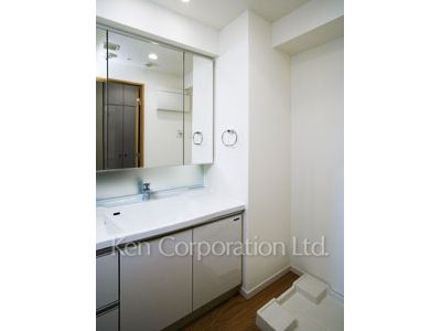 Powder Room ※Photo of the same layout on 11 floor. Decoration and fixture may differ.