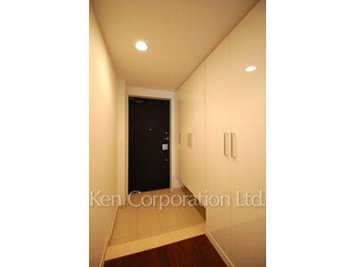 Entrance ※Photo of the same layout on 9 floor. Decoration and fixture may differ.