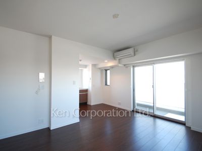 Living-Dining ※Photo of the same layout on 9 floor. Decoration and fixture may differ.