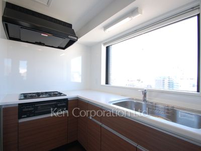 Kitchen ※Photo of the same layout on 9 floor. Decoration and fixture may differ.