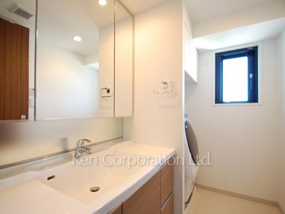 Powder Room ※Photo of the same layout on 9 floor. Decoration and fixture may differ.